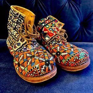 Magnolia Pearl Embroidered Mirror Shoes Suede Inside Gently Worn Size 39, 8.5 US